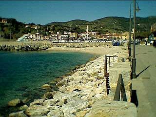 porto azzurro spiaggia moletto