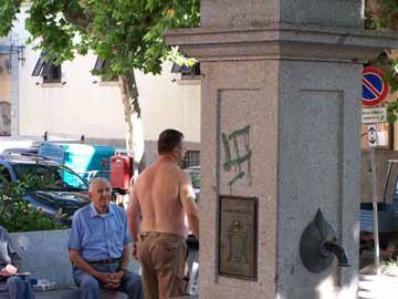 scritte fasciste fontana S.Piero