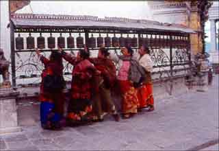 preghiera donne katmandu tibet