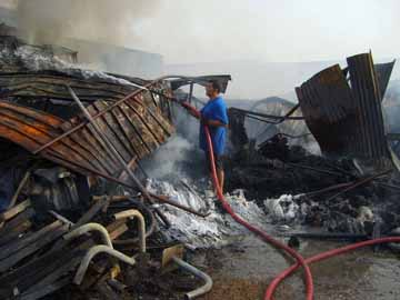 incendio comel 20 civile che spenge