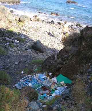 Rifiuti spiaggia le tombe