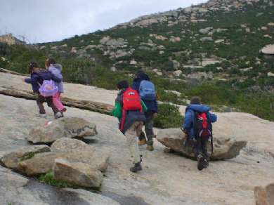 bimbi trekking su granito