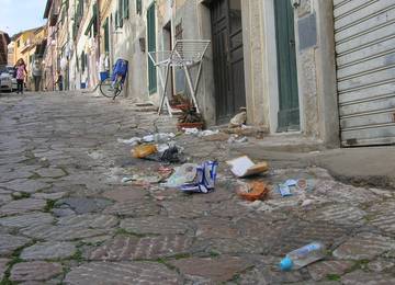 Via della fonderia spazzatura  Portoferraio